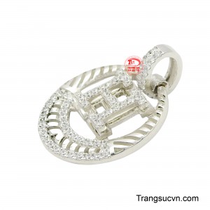 Mặt bạc bình an không chỉ là trang sức, mà còn là lá bùa hộ mệnh, giúp người đeo cảm thấy an nhiên, tự tại trong cuộc sống.