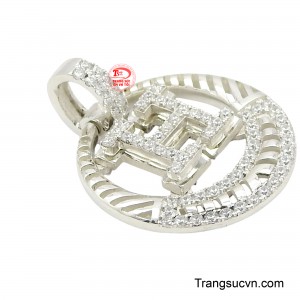 Kích thước nhỏ gọn, dễ dàng kết hợp với nhiều loại dây chuyền, phù hợp với mọi phong cách và hoàn cảnh.