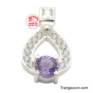Viên đá thạch anh tím, với màu sắc biến đổi từ nhạt đến đậm, tượng trưng cho sự thanh cao, trí tuệ và tâm linh.