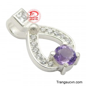 Đây không chỉ là một món trang sức đẹp mắt mà còn mang ý nghĩa phong thủy, mang lại sự bình an và may mắn cho người đeo.
