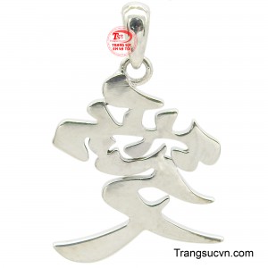 Mặt dây chữ bạc đẹp được thiết kế với phong cách hợp thời trang, cá tính giúp người dùng trở nên nổi bật hơn.