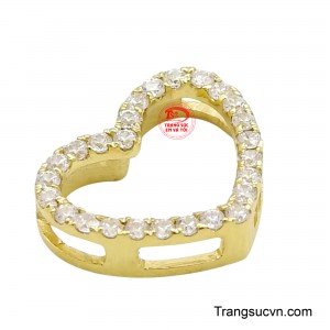 Chất liệu phong phú như vàng, bạc, đá quý, mỗi loại mang một vẻ đẹp và ý nghĩa riêng, tôn lên giá trị của món trang sức.