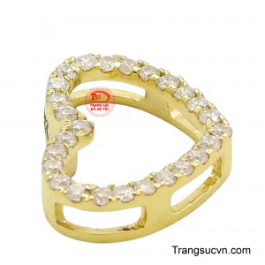 Mặt dây trái tim không chỉ là phụ kiện thời trang, mà còn là món quà ý nghĩa, thể hiện tình cảm chân thành dành cho người thân yêu.