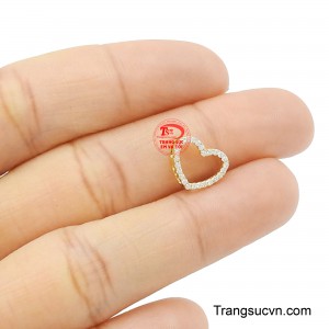 Kích thước nhỏ nhắn, tinh tế, dễ dàng kết hợp với nhiều loại dây chuyền và trang phục khác nhau, tạo điểm nhấn ấn tượng.