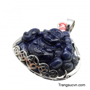 Sapphire, viên đá của trí tuệ và quyền lực, mang đến sự sáng suốt và may mắn, kết hợp với hình tượng Di Lặc tượng trưng cho sự hoan hỉ và tài lộc.
