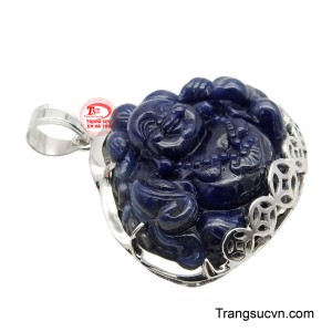 Vàng trắng cao cấp tạo nên vẻ đẹp sang trọng, hiện đại, tôn lên giá trị của đá sapphire và hình tượng Di Lặc.