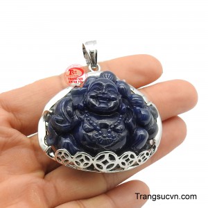 Mặt Di Lặc Sapphire bọc vàng trắng là món quà ý nghĩa dành tặng cho người thân yêu, bạn bè hoặc chính bản thân bạn trong những dịp đặc biệt.