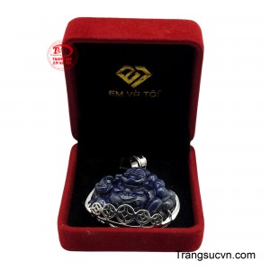 Sự kết hợp hoàn hảo giữa vẻ đẹp thẩm mỹ và ý nghĩa phong thủy, mặt Di Lặc Sapphire bọc vàng trắng là lựa chọn lý tưởng cho những ai mong muốn có được cuộc sống an lạc và thành công.