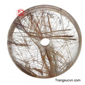 Mặt đồng xu thạch anh tóc may mắn là sản phẩm phù hợp với người mệnh kim và mệnh thổ.