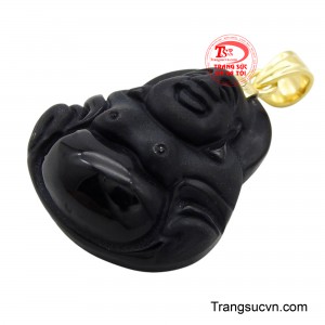 Trong phong thủy, Obsidian được coi là một loại đá có khả năng hấp thụ năng lượng tiêu cực, xua tan tà khí và mang lại sự bảo vệ cho người đeo.
