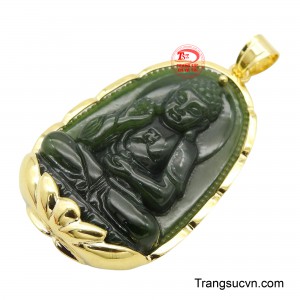 Vẻ đẹp tự nhiên của ngọc bích hòa quyện cùng ánh kim vàng, tôn vinh phong cách.