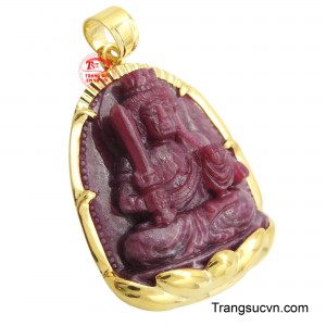 Ngài với gương mặt thể hiện sự quyết đoán và lòng từ bi, sẵn sàng tiêu diệt mọi tà ác để bảo vệ chúng sinh.