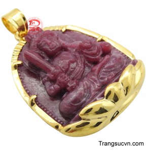 Mặt dây được làm từ đá Ruby thể hiện sự quyền lực mạnh mẽ và sự quyết đoán của các anh.