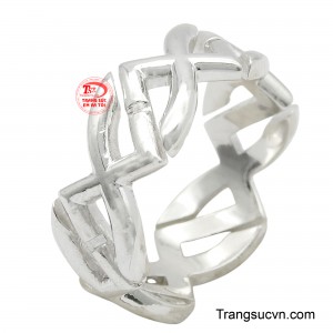 Nhẫn bạc thời trang là phụ kiện thể hiện phong cách cá nhân, với thiết kế đa dạng từ đơn giản đến cầu kỳ, phù hợp mọi gu thẩm mỹ.