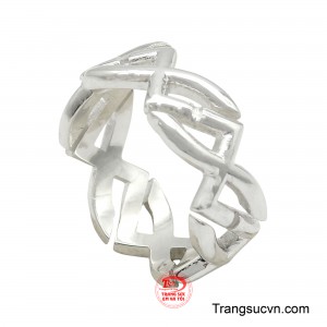 Chất liệu bạc 925 sáng bóng, bền đẹp, không chỉ tôn lên vẻ đẹp của người đeo mà còn mang lại cảm giác trẻ trung, hiện đại.