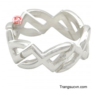 Kiểu dáng phong phú, từ nhẫn trơn tinh tế đến nhẫn đính đá lấp lánh, nhẫn họa tiết độc đáo, đáp ứng mọi nhu cầu và sở thích.