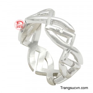 Nhẫn bạc thời trang dễ dàng phối hợp với nhiều loại trang phục, từ casual đến trang trọng, tạo điểm nhấn ấn tượng cho bộ cánh của bạn.