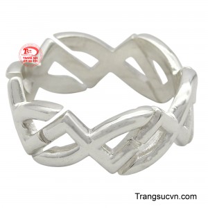 Không chỉ là món trang sức, nhẫn bạc còn là biểu tượng của sự tự tin, cá tính, giúp người đeo tỏa sáng trong mọi hoàn cảnh.