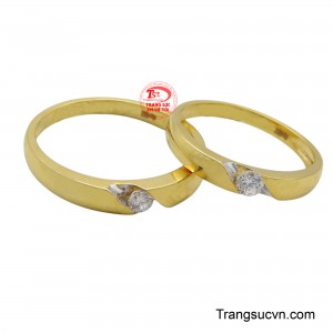 Nhẫn cưới vàng 10k bền chặt không chỉ là một món trang sức, mà còn là biểu tượng thiêng liêng của tình yêu và sự gắn kết vĩnh cửu.