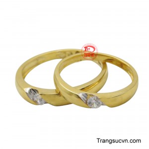 Cặp nhẫn được chế tác trên chất liệu vàng 10K, với những đặc tính ưu việt của mình, chính là sự lựa chọn lý tưởng để thể hiện tình yêu bền vững đó.