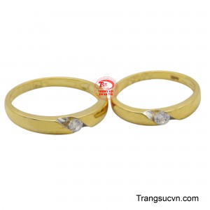 Nhẫn cưới có thể được thiết kế theo nhiều phong cách khác nhau, từ truyền thống đến hiện đại, phù hợp với sở thích và cá tính của từng cặp đôi.