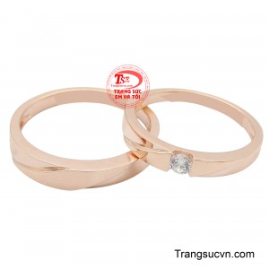 Nhẫn cưới vàng hồng 10K là biểu tượng của tình yêu ngọt ngào và sự gắn kết bền chặt.