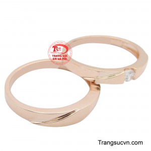 Điểm nhấn là viên đá được đính tinh tế, lấp lánh như ngọn lửa tình yêu, mang đến vẻ đẹp vừa truyền thống, vừa hiện đại.