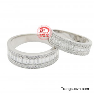 Nhẫn cưới vàng trắng 10K gắn đá không chỉ là món trang sức quan trọng trong ngày cưới mà còn là biểu tượng của tình yêu và sự gắn bó.