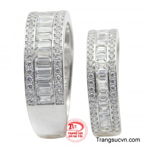 Đây là lựa chọn lý tưởng cho những cặp đôi yêu thích sự tối giản nhưng vẫn muốn có một chiếc nhẫn cưới lấp lánh và đầy ấn tượng.