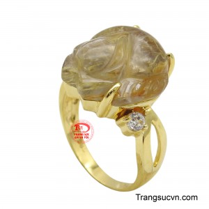 Phía trên nhẫn được gắn một con hồ ly thạch anh vàng mang lại nguồn năng lượng dồi dào.