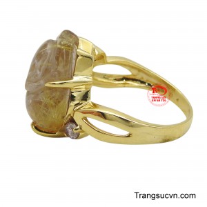 Chiếc nhẫn hồ ly phù hợp với mọi độ tuổi từ trẻ đến trung niên và là món đồ trang sức giúp người đeo phối hợp với những bộ đồ khác nhau.