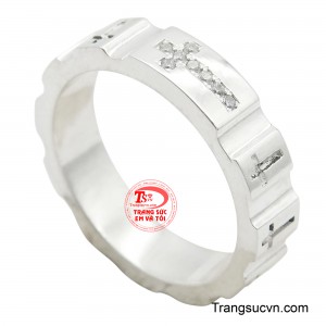 Chất bạc sáng bóng, thiết kế tinh xảo, nhẫn thánh giá tôn vinh sự kiên định và lòng dũng cảm.