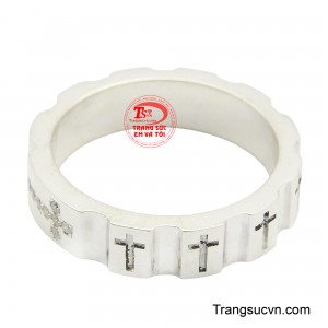 Nhẫn bạc thánh giá, không chỉ là trang sức, mà còn là lời nhắc nhở về sự hy sinh và tình yêu thương.