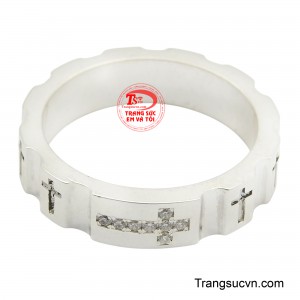 Đường nét mạnh mẽ, nam tính, nhẫn thánh giá bạc là điểm nhấn hoàn hảo cho phong cách quý ông.