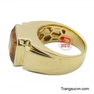 Thiết kế của nhẫn nam vàng 14k thạch anh vàng thường mang phong cách mạnh mẽ, nam tính, với những đường nét tinh xảo và chi tiết chạm khắc tỉ mỉ.