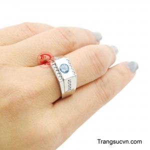 Vàng 18k có độ cứng và bền ít bị trầy xước và biến dạng trong quá trình sử dụng nên đây chính là điều đặc biệt quan trọng đối với nhẫn nam, một món trang sức thường xuyên tiếp xúc với các hoạt động hàng ngày. 