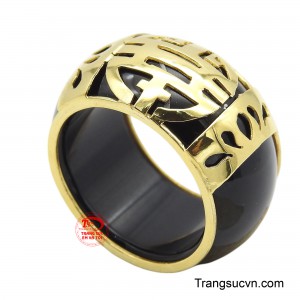 Chiếc nhẫn được chế tác kỳ công tỉ mỉ trên chất liệu vàng 10k có độ bền đẹp và sáng bóng cùng đá mã não với vẻ đẹp độc nhất.