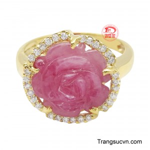 Sắc đỏ ruby nồng nàn kết hợp cùng vàng 10K sang trọng.