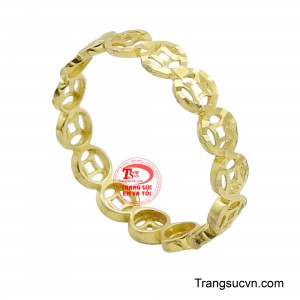 Thiết kế tinh xảo, chất liệu vàng 18k cao cấp, nhẫn kim tiền tôn vinh vẻ đẹp sang trọng, quý phái.
