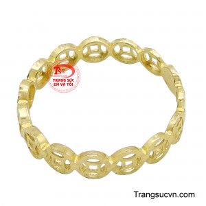 Nhẫn kim tiền vàng 18k, sự kết hợp hoàn hảo giữa vẻ đẹp truyền thống và phong cách hiện đại.