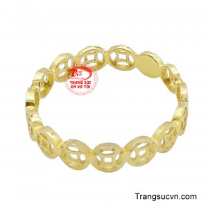 Ánh vàng rực rỡ, nhẫn kim tiền mang đến sự tự tin, khẳng định đẳng cấp của người phụ nữ thành đạt.