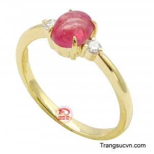 Viên ruby kiêu sa, điểm tô nét rực rỡ trên nền vàng bền bỉ, khẳng định đẳng cấp phái đẹp.