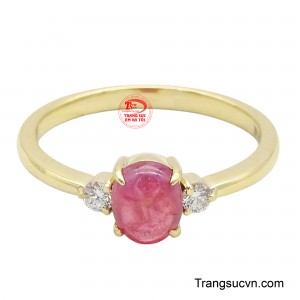 Sắc đỏ nồng nàn của ruby hòa quyện cùng ánh vàng 18K sang trọng, tôn vinh vẻ đẹp quý phái.