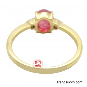 Chiếc nhẫn lấp lánh, điểm nhấn hoàn hảo, thu hút mọi ánh nhìn với vẻ đẹp kiêu sa.