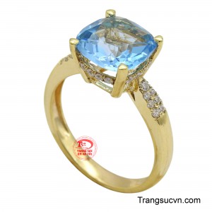 Với việc chế tác tỉ mỉ từ chất liệu vàng 14K chất lượng cao, nhẫn này kết hợp hài hòa giữa vẻ đẹp tự nhiên của đá Topaz và sự lấp lánh của ánh vàng.