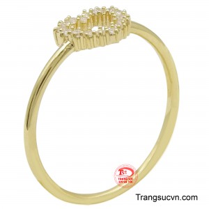 Nhẫn nữ trái tim thanh mảnh với thiết kế đơn giản, nhẹ nhàng không quá cầu kì phù hợp với phong cách nhẹ nhàng, nữ tính.