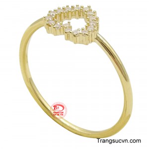 Với kích thước nhỏ nhắn của mặt trái tim là một điểm cộng giúp chiếc nhẫn trở nên thanh lịch và không gây vướng víu khi đeo.