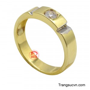 Chiếc nhẫn được gắn những viên đá quý nhỏ nhắn, lấp lánh được tạo điểm nhấn tinh tế và sang trọng.