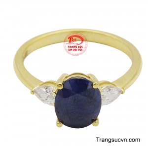 Ánh vàng rực rỡ hòa quyện cùng sắc xanh huyền bí, nhẫn sapphire tôn vinh vẻ đẹp người phụ nữ.