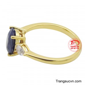 Đá sapphire lấp lánh, tượng trưng cho trí tuệ và lòng trung thành, điểm nhấn hoàn hảo cho phái đẹp.